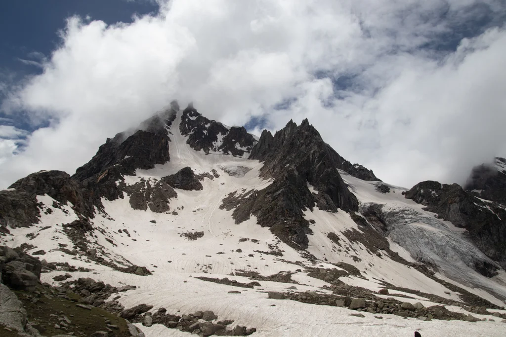 The Monsoon Diaries: Walking the Cloud-Line at Hampta Pass